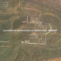 Vista aérea do assentamento mostrando os principais edifícios públicos: a ágora, o teatro, o templo, o buleutério, templos romanos, exedra e stoá.