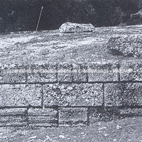 Santuário de Zeus Soter. Base da fachada ao lado do propileu. 