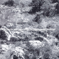 A estrada (wheel-road) (Megalópolis) Peraitheis-Mainalion Pedion (no. 26) em Κουμασορρεμα. 