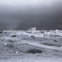 Terreno entre teatro e terreno de ruínas. Situação em 2002. (Foto: G. Günay)