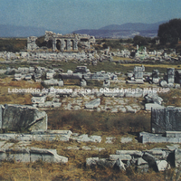No primeiro plano, o pátio do Buleutério (175-164 a.C.). No segundo plano, no centro, os restos da fonte, século II d.C. À direita, as fundações do pylon da entrada da ágora sul. Século II d.C.
