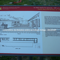 Painel de sítio com planta, explicação e reconstituição da stoá norte e o terraço, ca. 250 a.C.