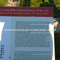 Painel de sítio com explicação sobre a Casa da Cisterna com Arco, s. III a.C.