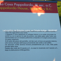 Painel de sítio com explicação sobre a Casa Pappalardo, s. III a.C.