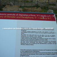 Painel de sítio com explicação sobre o santuário central de Deméter e Perséfone, séculos V-I a.C.