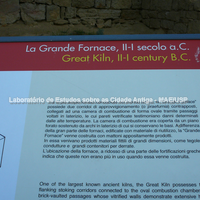 Painel de sítio com explicação sobre o grande forno, séculos II-I a.C.
