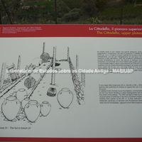 Painel de sítio com explicação e reconstituição da cabana da trincheira 31, em Cittadella, platô superior.