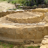 Santuário central de Deméter e Perséfone. Altar. Note-se a fabricação estrutural com pedras e o revestimento em estuque.