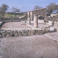 Casa de época helenística denominada de Ganimedes por ter sido ali encontrado mosaico com este personagem sendo raptado por Zeus. Note-se o impluvium cercado por colunas/peristilo. Casa situada no lado oriental da cidade e datada do século III a.C 
