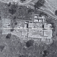 Vista aérea da casa de Ganimedes no bairro oriental da cidade, de fronte ao teatro. 
