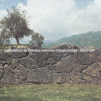 Detalhe do  muro do século VI a.C. em “opera poligonale”, uma técnica construtiva difundida na área de proveniência dos protocolonos euboicos-cicládicos, fundadores da cidade. Projeto portas e muros.