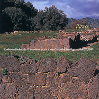 Pormenor do muro meridional do santuário sudocidental. Em segundo plano, altar processional do século VI a.C. Fotografia: Alfio Garozzo.  