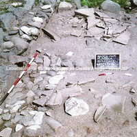 Quarteirão A10. Casa 2, ambiente B (fase pós 461-460 a.C.), muro ocidental com restos de fundação de um banco.