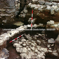 Parede g, provavelmente de habitação circular da Idade do Ferro.