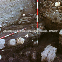  Parede da cabana que se sobrepõe à beira do muro e  do fim do séc. VIII a.C., provavelmente pertencente a uma habitação.