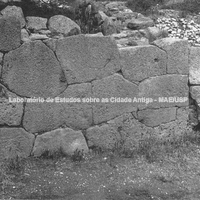 Muro do témeno arcaico de Afrodite, opera poligonal. Projeto portas e muros.