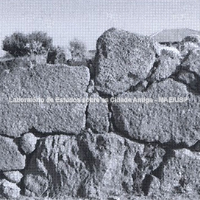 Técnica poligonal de edificação: assentamento de blocos de pedra de muitos lados.Detalhe das muralhas de Naxos em basalto local.