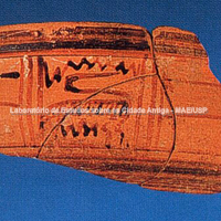 Fragmento de cálice com o desenho de um passáro; tipo eubóico, 700 a.C. Museu Arqueológico de Naxos. Fotografia: Alfio Garozzo.