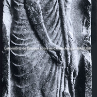 Estela de Órcomeno (Beócia)com a  Inscrição: “Alexenor de Naxos fez isso; apenas olhe!” (Atenas 39; Altura: 1,97cm). Cerca de 490 a.C. Fotografia: Museu Nacional de Atenas.