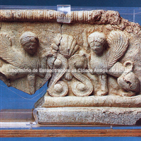 Museu Arqueológico de Naxos: pequeno altar conhecido como o de Heildeberg-Naxos. 530 a.C. com duas esfiges que se afrontam, formado de de dois fragmentos recompostos em 1997. Fotografia: Arquivo Kalós.