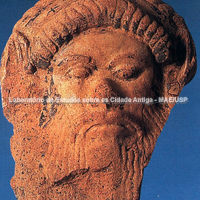 Antefixo com máscara de Sileno, exemplo de uma das produções mais significativas da colônia grega, último decênio do séc. VI a.C. Fotografia: Alfio Garozzo.
