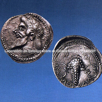 Didracma arcaica em prata de Naxos com cabeça de Dioniso no verso e cacho de uva no reverso. Fotografia: Alfio Garozzo.