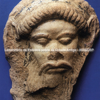 Frente da máscara de Sileno do périodo arcaico, Museu Arqueológico. Fotografia: Francesco Alaimo.