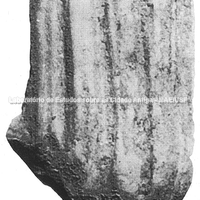  Naxos 2179. Fragmento de vestimenta de uma figura feminina em pé. Museu Arqueológico de Naxos, inédito. Capítulo de Jaimee P. Uhlenbrock.