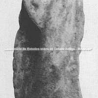 Fragmento de figura feminina em pé segurando uma tocha. Museu Arqueológico de Naxos.( Jaimee P. Uhlenbrock)