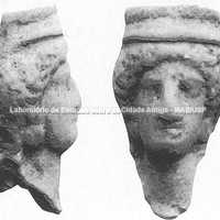 Cabeça feminina de terracota. Museu Arqueológico de Naxos. ( Jaimee P. Uhlenbrock).