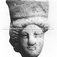  Cabeça feminina. Museu Arqueológico de Naxos.( Jaimee P. Uhlenbrock).