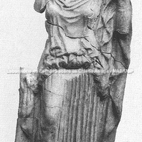 Peplophoros (figura feminina portadora do peplo). Museu Arqueológico de Naxos. ( J. P. Uhlenbrock, 2000, no prelo).
