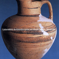 Jarro  de tipo eubóico, proveniente da zona oriental , século VII a.C. Fotografia: Alfio Garozzo.
