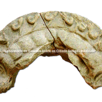 Antefixo fragmentário: Cabelos que circundam a cabeça de uma górgona