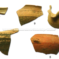 Fragmentos de cerâmica provenientes de um silo-bóthros; fragmentos de skyphoi córintio TGH (6-7), dos skypoi sub-geométricos (8-9) e de enócoa  CA (5).

