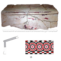 Foto e desenho da lateral de uma caixa com restos de decoração policroma com única trança (fim do séc. VI a.C.)