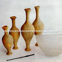 Unguentários encontrados em Naxos e expostos no Museu Arqueologico do sítio.