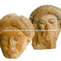 Antefixos com cabeças de ninfa e Sileno (540 a.C.). Fotografia: Francesco Alaimo.