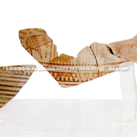 Fragmentos de vasilha de cerâmica com decoração geométrica.

