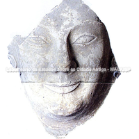 Máscara fragmentária de torso feminino, santuário da desembocadura da corrente Santa Venera, 525 a.C.. Península de Schisò, zona de Maloprovvido (Giardini Naxos). Fotografia: Francesco Marcellino.
