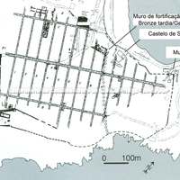 Naxos (Sicilia). Planta geral do sítio e das fortificações. Traço sugerido do contorno (pontilhado) e linha sugerida da muralha BA- EIA (Idade do Bronze - Idade do Ferro inicial) 