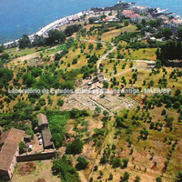Vista aérea da área de escavação em Capo Schisò, à esquerda o casario do castelo de Schisò (foto 2004).