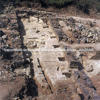 Os vestígios dos arsenais para o abrigo de trirremes, do século V a.C. Fotografia: Maria Costanza Lentini.