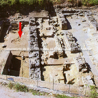  O corredor 3 (à esquerda) no decorrer das escavações (2003); a depressão circular é a parte inferior de descargo atrás da remoção US 4/S.