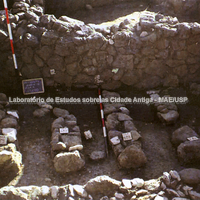 Restos de paredes paralelas descobertas na Casa 10 ( fim do séc. VIII a.C.)