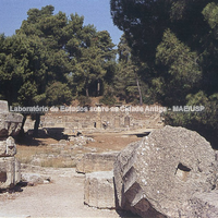 Os tambores das colunas do templo de Zeus. No plano de fundo, os restos do templo de Hera (Foto: M.-Ch. Hellmann).