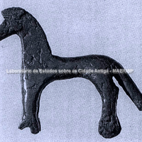 Cavalo do Período geométrico tardio, adorno principal de um trípode de bronze (Museu de Olímpia).