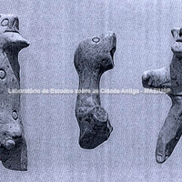 Estatuetas do século X a.C., tidas como as primeiras representações de Zeus encontradas no santuário (Museu de Olímpia).