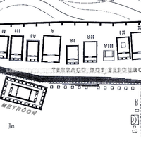 Terraço de tesouros (I - Sicíone, II ou III - Siracusa, XI - Mégara, XII - Gela) (Segundo K. Herrmann).