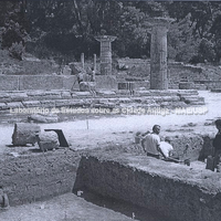 Escavação no Pelópion 1987. À esquerda o tumúlo com pithos pré-histórico no perfil da escavação.